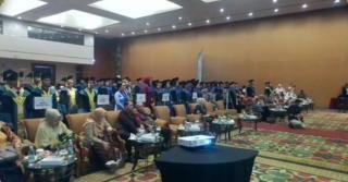 83 Mahasiswa Universitas Hang Tuah Pekanbaru Diwisuda