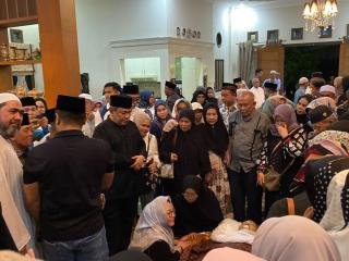 Pj Gubri Melayat ke Rumah Duka Mantan Bupati Inhil Indra Muchlis Adnan