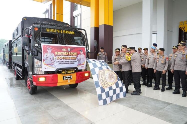 Polda Riau Kirim 3 Truk Bantuan Sembako Korban Banjir Bandang Sumbar