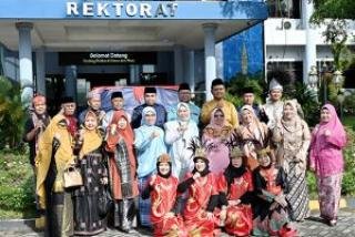 Pimpin Upacara Hardiknas Tahun 2024, Ini yang Disampaikan Rektor UNRI