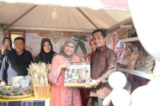 Hadirkan 308 UMKM dari Kuliner Hingga Ekraf, Pj Ketua TP PKK Riau Buka Bazar BBI/BBWI