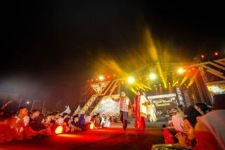 Tampil Serasi, Pj Gubri dan Istri Ikut Catwalk Wastra Nusantara BBI BBWI