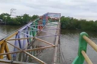 Warga Berhamburan Saat Jembatan di Tebingtinggi Meranti Ambruk