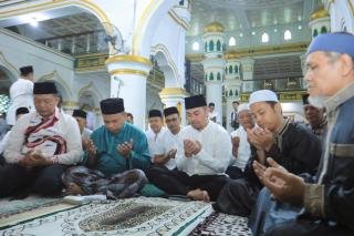 Pj Wako Pekanbaru Risnandar Mahiwa Shalat Jumat Perdana di Masjid Raya Senapelan