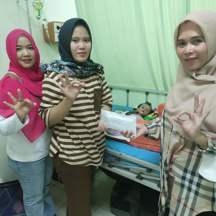 Pemkab Bengkalis Serahkan Bantuan untuk Bayi Nur Maulida Pengidap Penyakit Kelainan Usus Besar