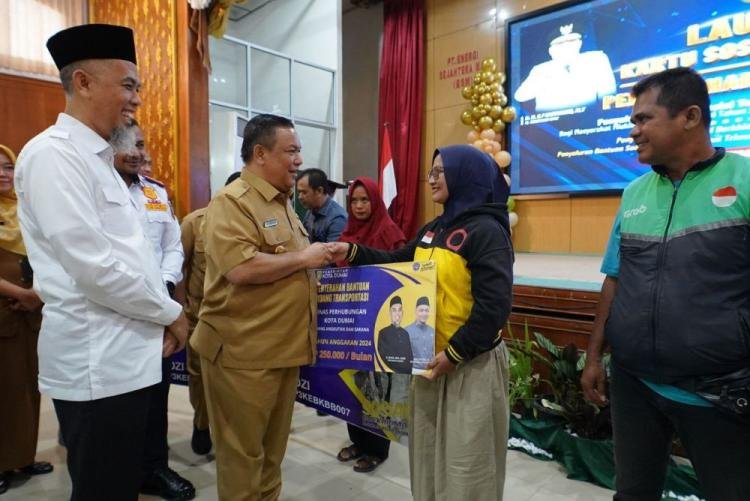 Warga Dumai Dapat Bansos, Pj Gubri: Jangan Belikan Rokok