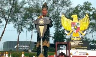 Presiden Kenakan Pakaian Adat Melayu Riau saat Pimpinan Upacara Harlah Pancasila di Dumai