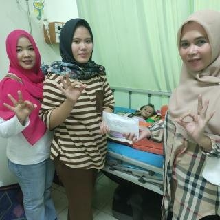 Pemkab Bengkalis Serahkan Bantuan untuk Bayi Nur Maulida Pengidap Penyakit Kelainan Usus Besar