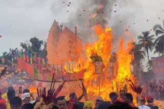 Keunikan Tatung di Festival Bakar Tongkang Bagansiapiapi Riau