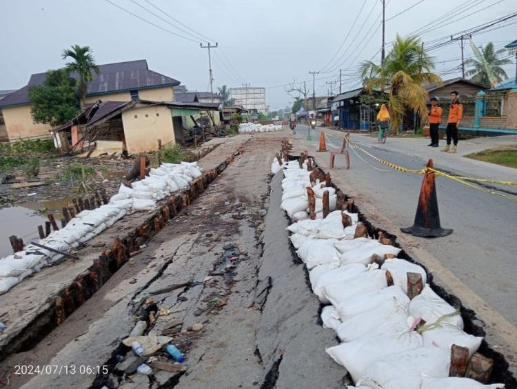 Badan Jalan Turun Akibat Longsor di Inhil, BPJN Lakukan ini