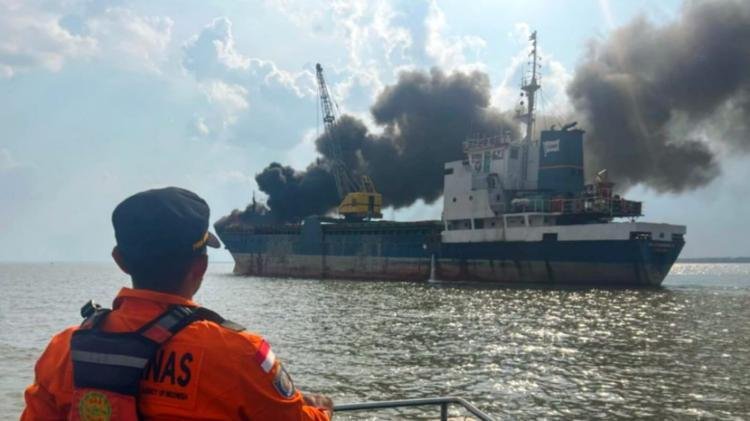 Kapal Bermuatan Sagu Terbakar di Perairan Kepulauan Meranti