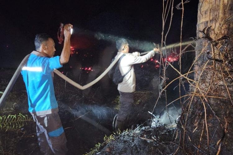 4 Hari Kapolsek Kempas Padamkan Kebakaran Lahan Siang dan Malam