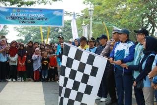Ribuan Perserta Ramaikan Gerak Jalan Santai PWI, Bupati Siak Beri Apresiasi
