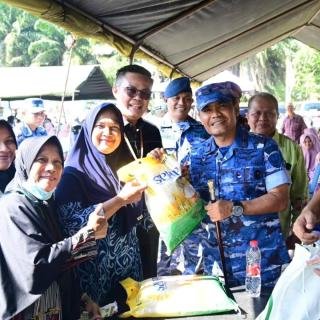 Bhakti Sosial, Danlanud Berbagi Sembako Bagi Masyarakat tak Mampu