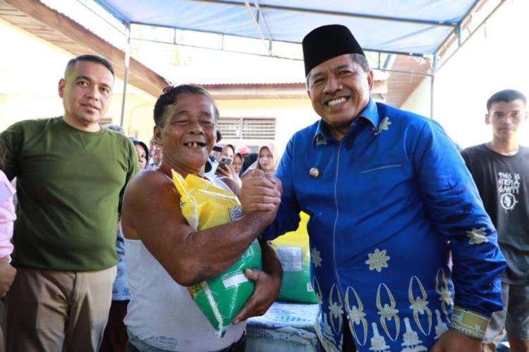 Warga Kampung Kerinci Kiri Siak Berbondong-bondong datangi Pasar Murah