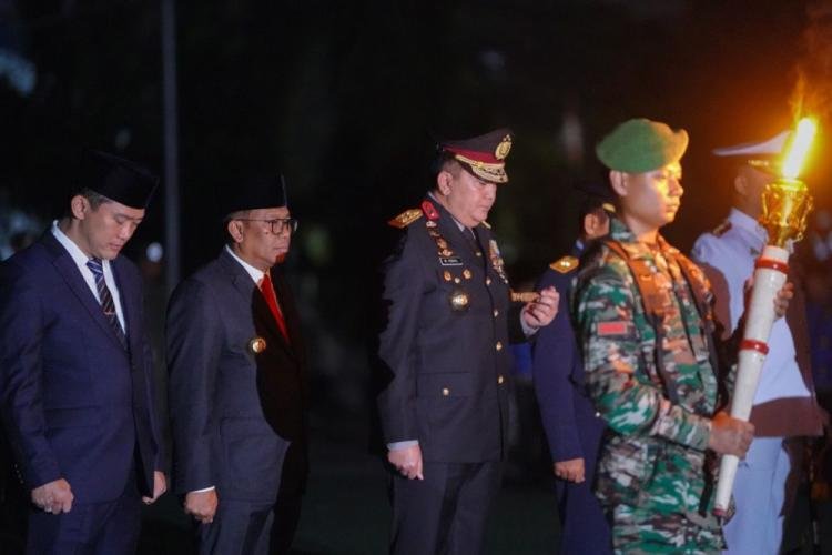 HUT Ke-79 RI, Pj Gubri Hadiri Apel Kehormatan dan Renungan Suci di TMP Pekanbaru