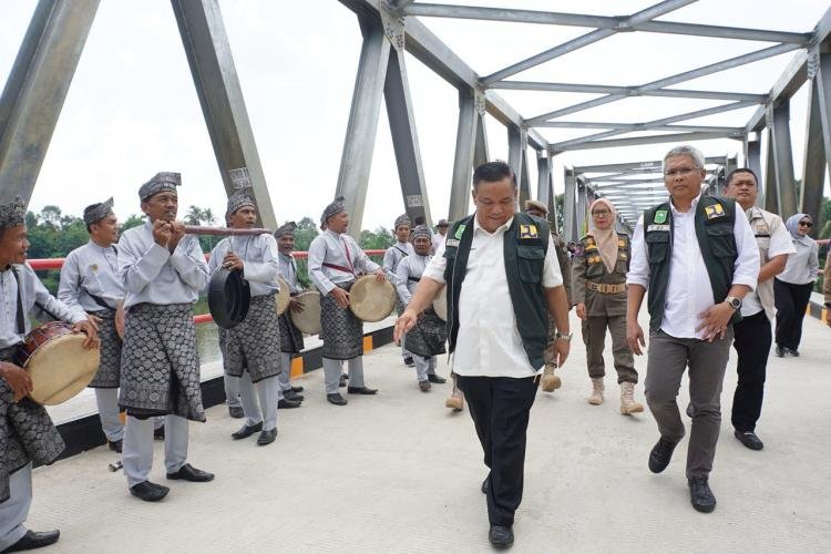 Sekdaprov Riau SF Hariyanto Resmikan Jembatan Limau Manis di Kampar