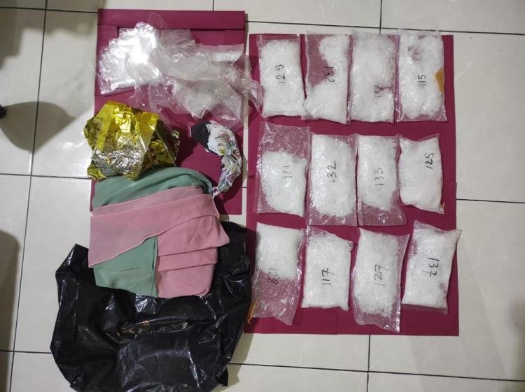 Petugas Avsec Bandara SSK II Temukan Sabu Disimpan dalam Sepatu 4 Penumpang