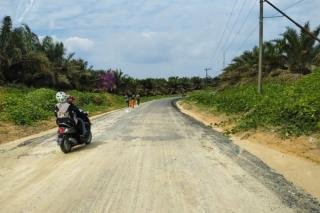 Permudah Akses Warga, Pemkab Siak Aspal Jalan Gaharu Desa Sam-Sam Kandis 