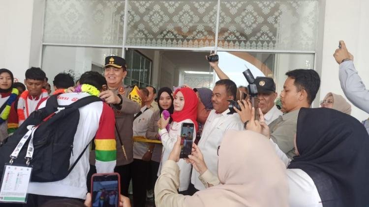 Atlet Senam Riau Disambut dengan Kalung Bunga