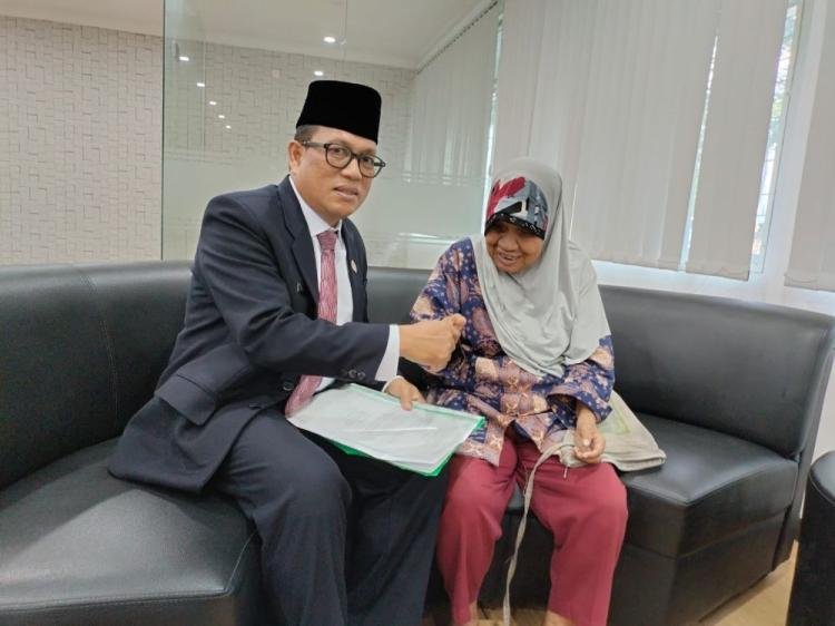 Kadis Kominfotik Riau Sambut Hangat Kedatangan Murtini, Tunanetra yang Berkeliling Indonesia