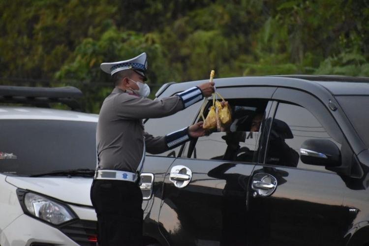 Momen Kapolres Kampar Borong Dagangan di Lokasi Jalan Longsor