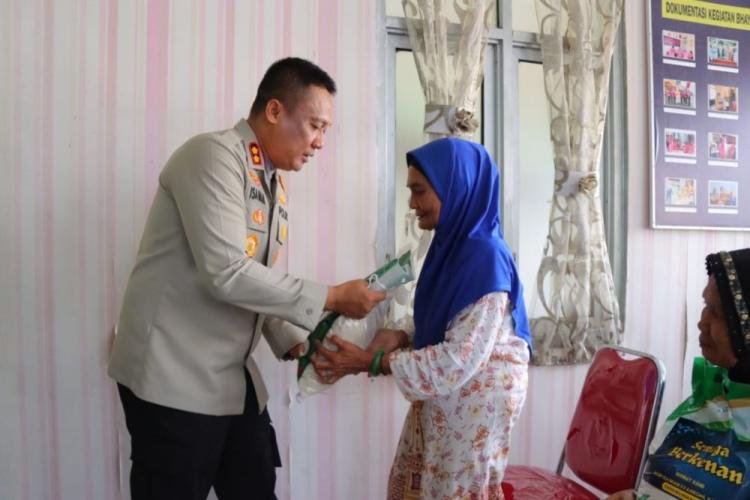 Sambil Bagikan Sembako, Kapolres Rohil Sampaikan Pesan Pilkada Damai
