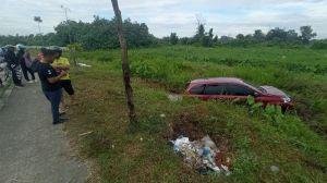 Supir Ngantuk, Mobil Masuk Parit di Jalan Sudirman Pekanbaru