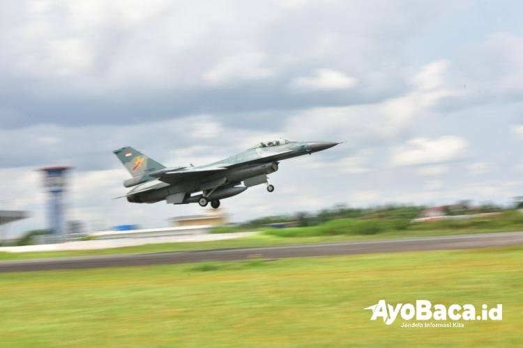 Tiga Pesawat Tempur F 16 Lanud Rsn Terbang ke Jakarta Siap Melaksanakan Misi