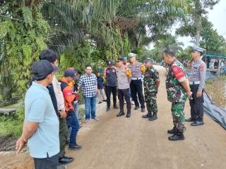 Pj Bupati Indragiri Hilir Tinjau Musibah Longsor di Jalan Provinsi
