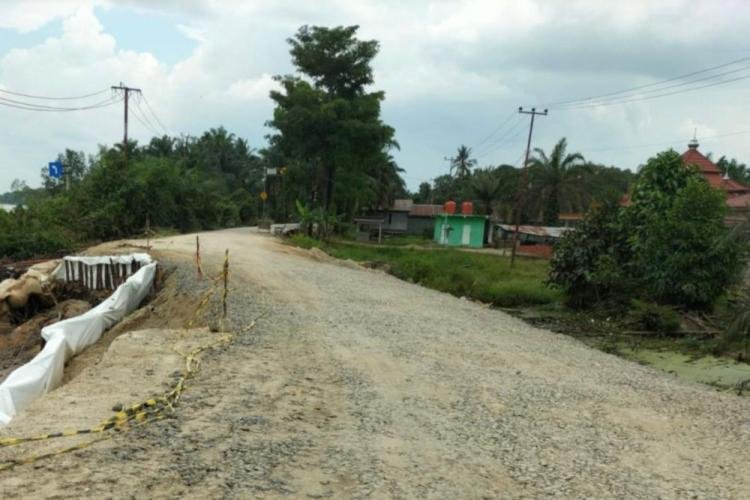 Jalan Longsor di Pekan Tua Inhil Sudah Bisa Dilintasi Kendaraan Roda 4