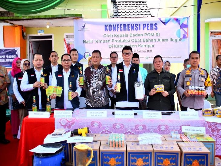 Kepala BPOM RI Lakukan Konferensi Pers Temuan Obat Bahan Alam Ilegal di Kampar