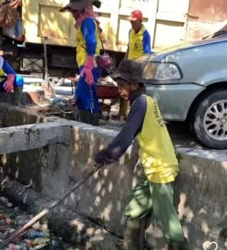 Dinas PUPR Pekanbaru Lakukan Normalisasi Drainase di Jalan Jendral Sudirman