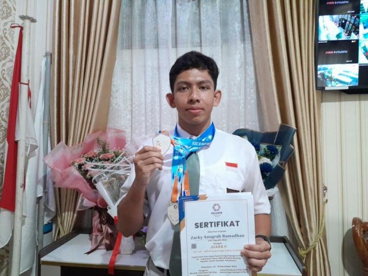 Zaky Anugerah, Siswa SMAN 9 Pekanbaru, Cetak Hattrick Medali di Kejuaraan Renang