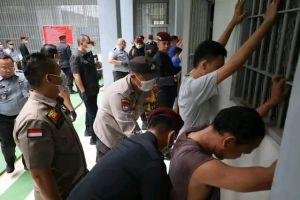 Petugas Lapas Pekanbaru Razia Blok Hunian dan Tes Urin Warga Binaan