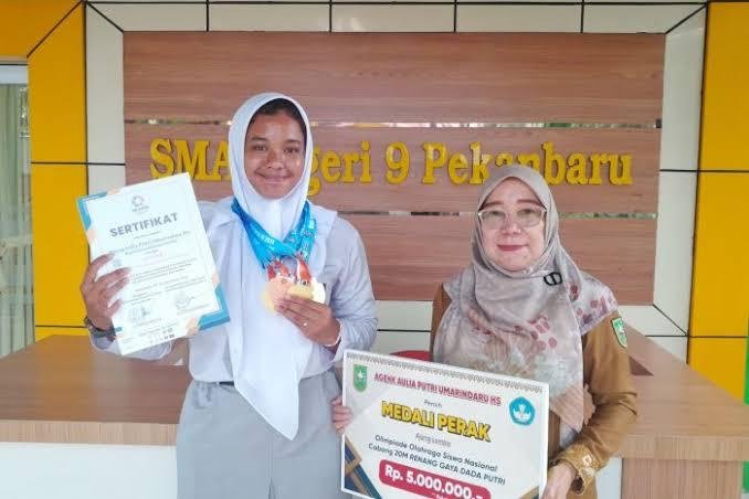 Siswi SMAN 9 Pekanbaru, Ageng Aulia Putri, Raih Empat Medali di Ajang Renang