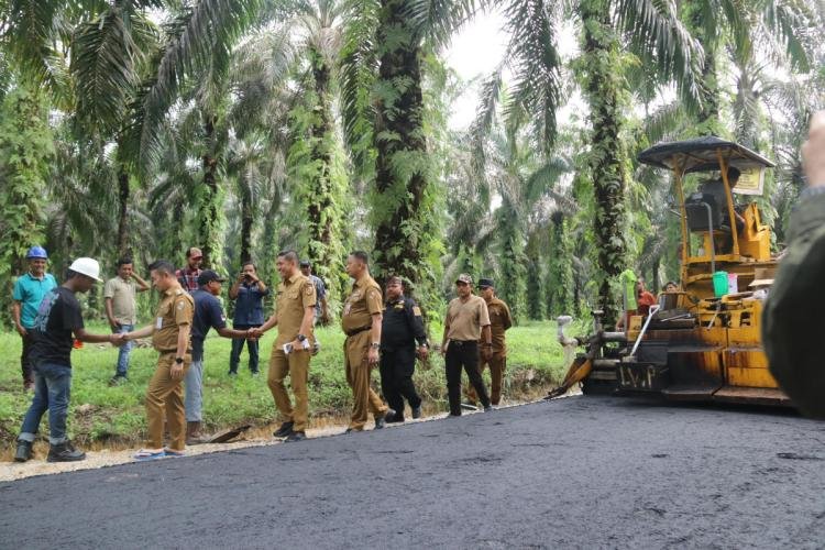 Kepala Dinas PUPR Dampingi Pj Walikota Pekanbaru Tinjau Pembangunan Jalan Baru di Rumbai Barat