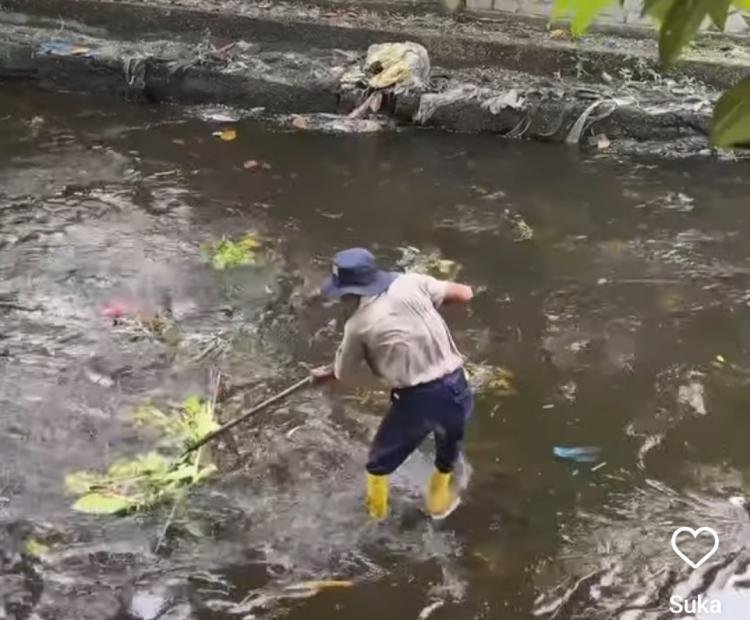 Minimalisir Banjir, Dinas PUPR Pekanbaru Bersihkan Aliran Sungai Batak