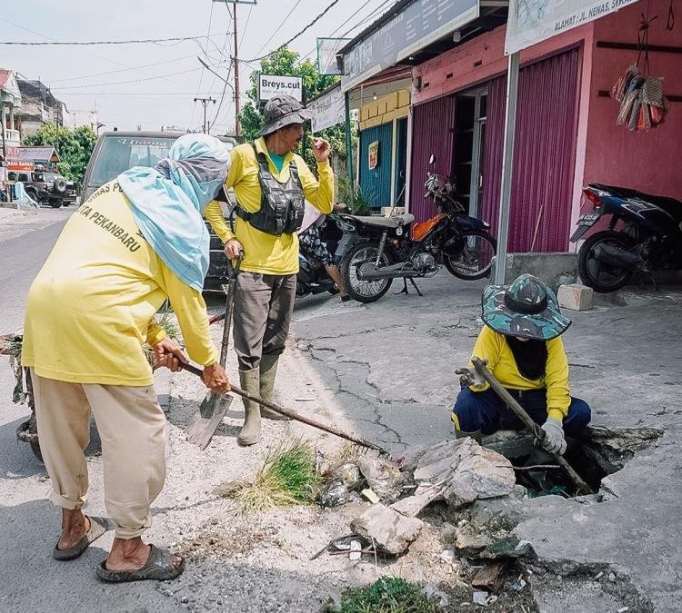 Pasukan Kuning Dinas PUPR Pekanbaru Bersihkan Drainase di Jalan Nenas
