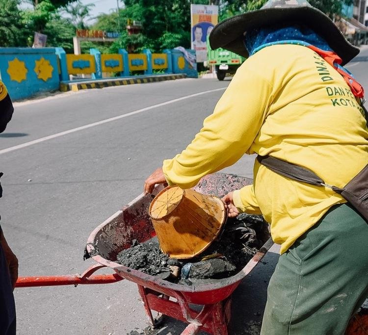 Tim Pasukan Kuning Dinas PUPR Pekanbaru Lanjutkan Pembersihan Drainase di Jalan M Yamin