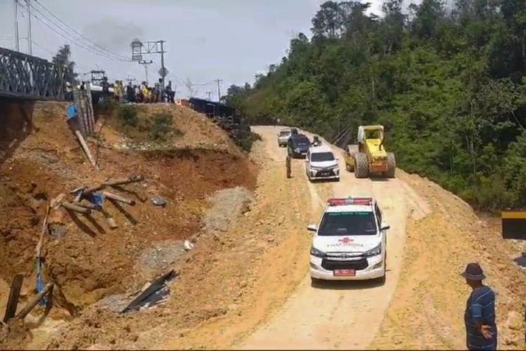 Lalu Lintas Terganggu, Jalan Riau-Sumbar Kembali Longsor Akibat Curah Hujan Tinggi