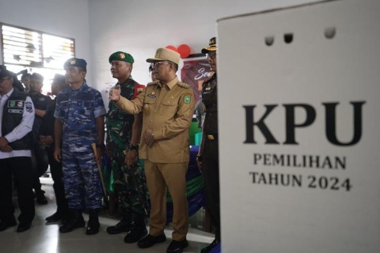 Pastikan Pilkada Aman, Damai, dan Tertib, Pj Gubri Bersama Forkopimda Tinjau Langsung TPS di Siak
