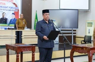 Pjs Bupati Roni Rakhmat Lantik 5 Pejabat di Lingkungan Pemkab Kepulauan Meranti