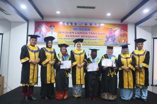 Pj Ketua TP PKK Pekanbaru Hadiri Wisuda Lansia Tangguh Berkah Bersama