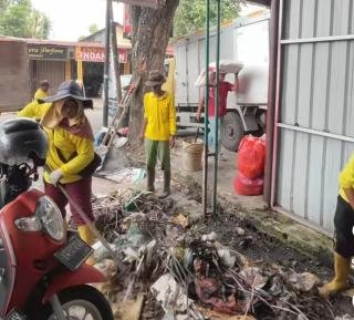 Dinas PUPR Pekanbaru Bersihkan Sampah yang Menumpuk di Drainase Jalan Pepaya