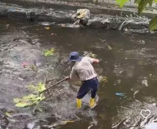 Minimalisir Banjir, Dinas PUPR Pekanbaru Bersihkan Aliran Sungai Batak