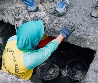 Pasukan Kuning PUPR Pekanbaru Bersihkan Drainase Tersumbat di Jalan Cempaka