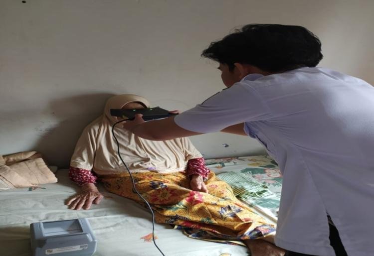 Disdukcapil Kota Pekanbaru Datangi Rumah Lansia Lewat Program SIPINTAR PEDULI