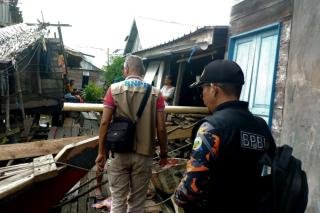 BPBD Inhil Evakuasi Warga Korban Longsor Sembari Serahkan Bantuan Sembako