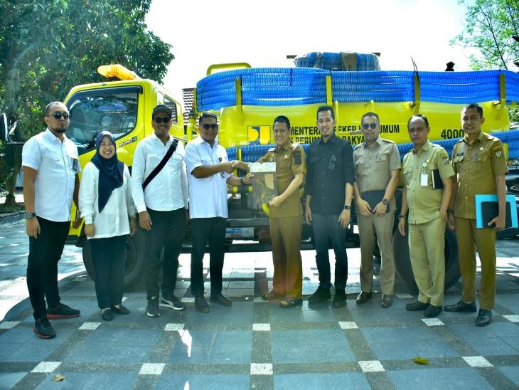 Kementerian PUPR Hibahkan Mobil Tinja, Pj Bupati Kampar Siap Optimalkan Penggunaan